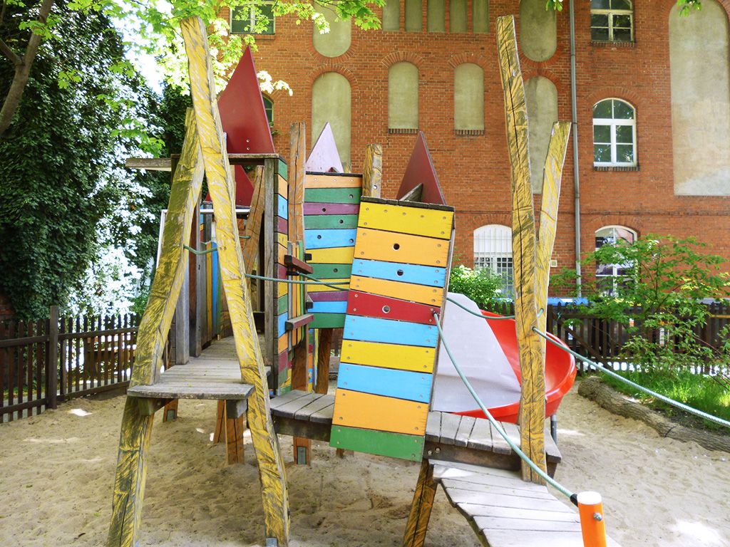 Spielplatzbau: Kletterelemente, Rutsche, Spielturm
